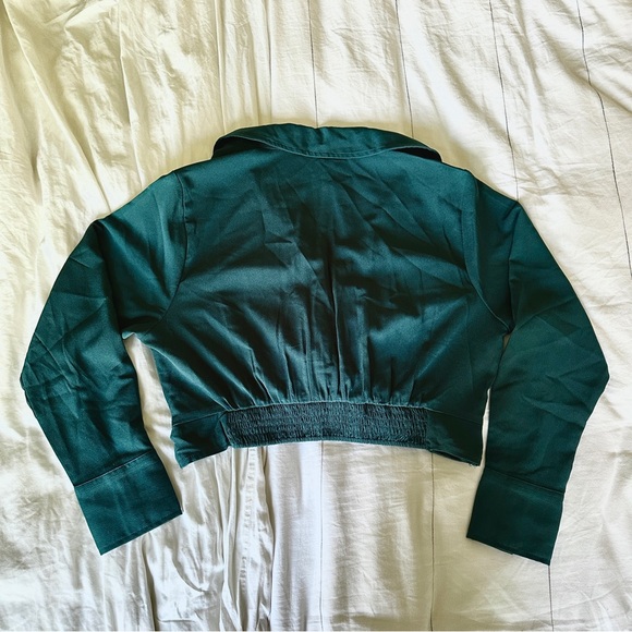 Cropped Long-Sleeve Knotted Top - Picture 3 of 4